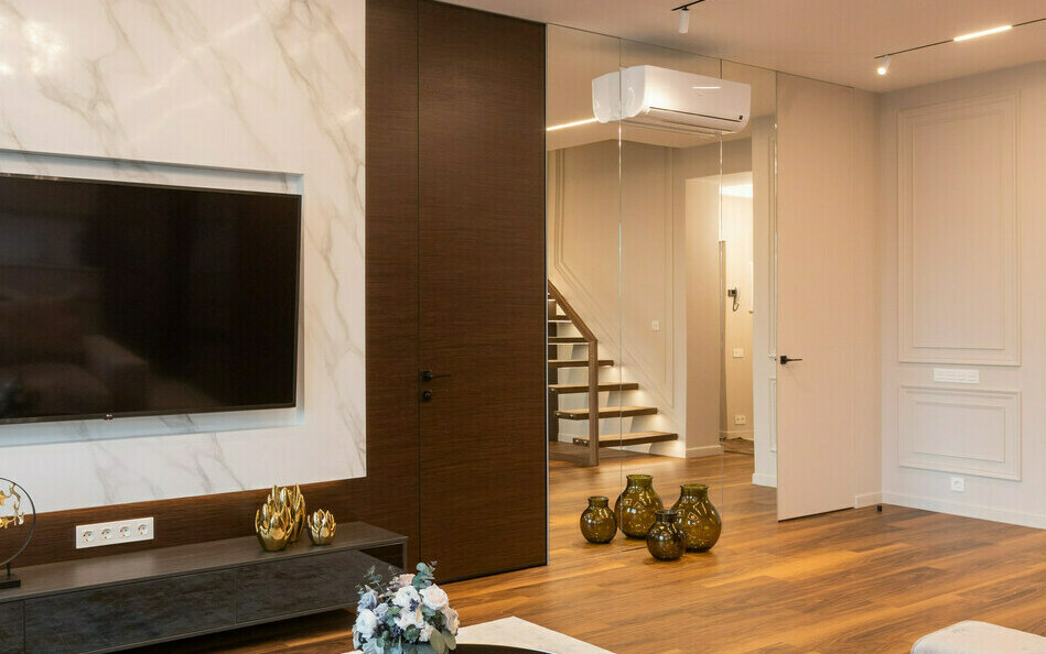 Дизайн интерьера современной гостиной в светлых тонах, реализованный проект в Уфе